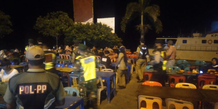 Pastikan Protokol Kesehatan, Satpol-PP Dan TNI-POLRI Sisir Tempat Usaha Di Karimun