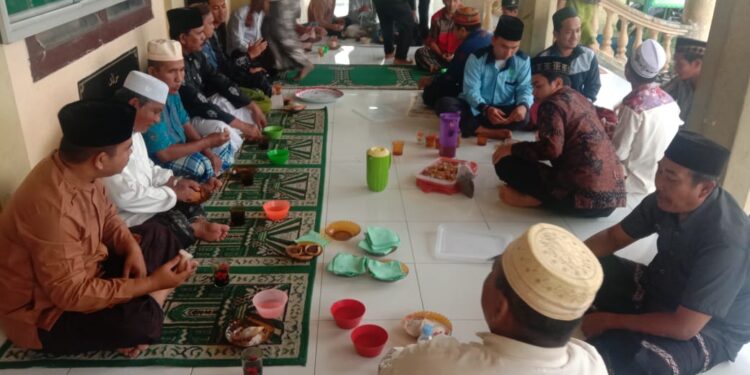 Usai Acara Ba’da Shubuh Berjamaah, BKPRMI Aceh Singkil Rajut Silaturahmi Dengan Jemaah Mesjid Baiturrahim Singkil