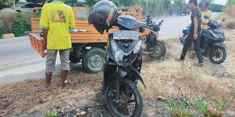 Dua Motor Tabrakan Dengan Motor Roda Tiga, Satu Dilarikan Ke RSUD HM Sani