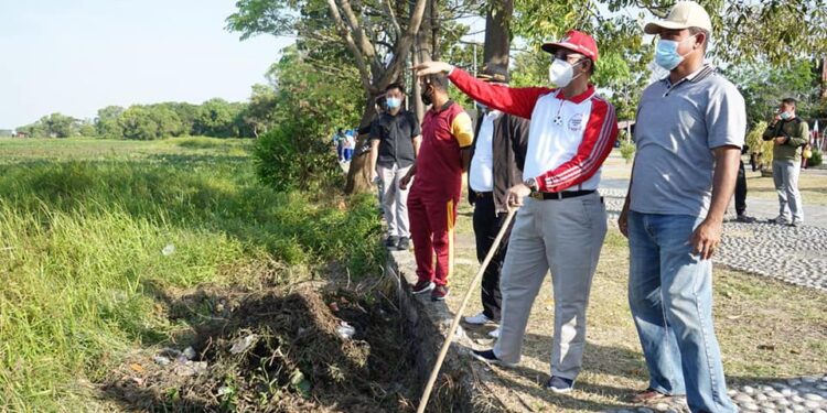 Pemda Karimun Dukun Pembersihan Danau Dari Eceng Gondok