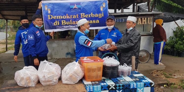 Demokrat Buka Posko Pembagian Berbuka Puasa Di Jalan Poros