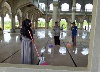 Menyambut Ramadhan, Ketua Pokjaluh Kemenag Bersama ROHIS SMAN 1 Singkil Bersihkan Masjid Baiturrahim