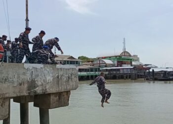 Upacara Kenaikan Pangkat 6 Prajurit Lanal TBK Dengan Tradisi TNI-AL