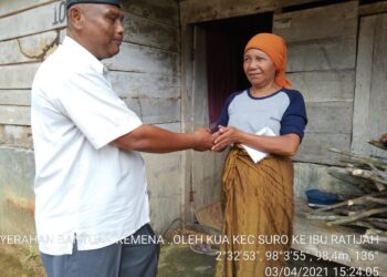 Tinggal Sebatang Kara, Siti Khadijah Terima Bantuan Dari KUA Kecamatan Suro