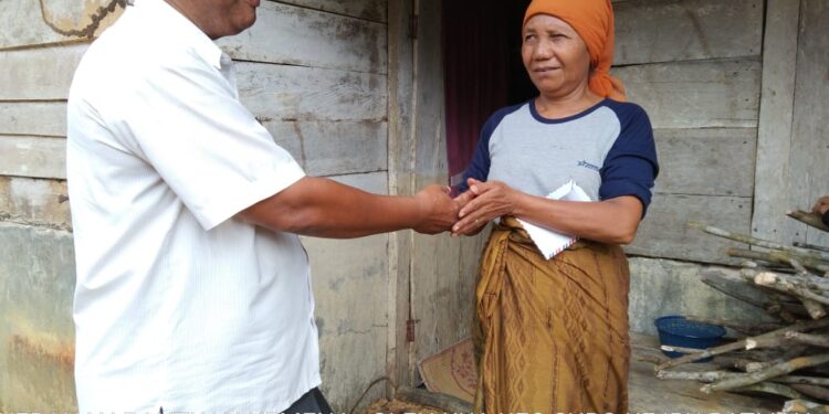 Tinggal Sebatang Kara, Siti Khadijah Terima Bantuan Dari KUA Kecamatan Suro