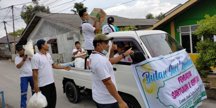 Menjelang Puasa Relawan Sidomulyo Bagikan Paket Sembako Untuk Kaum Dhuafa Dan Anak Yatim Piatu