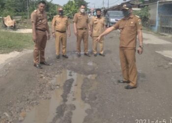 Camat Pulau Rakyat Tinjau Jalan Provinsi Rusak Menghubungkan Asahan Tobasa