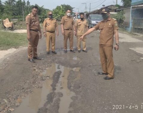 Camat Pulau Rakyat Tinjau Jalan Provinsi Rusak Menghubungkan Asahan Tobasa