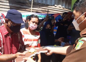 Siap Huni, Kajari Karimun Serahkan Kunci Bedah Rumah