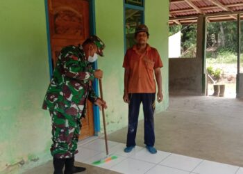 Sambut Ramadhan, Babinsa Ajak Warga Gotong Royong Bersihkan Mushola