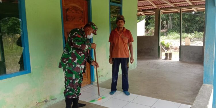Sambut Ramadhan, Babinsa Ajak Warga Gotong Royong Bersihkan Mushola