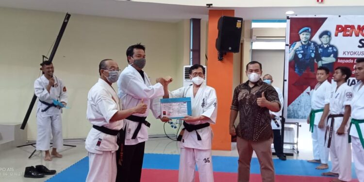Perguruan Karate Kala Hitam Cabang Marine Custom Karimun Gelar Kenaikan Tingkat, 16 Orang  Lulus