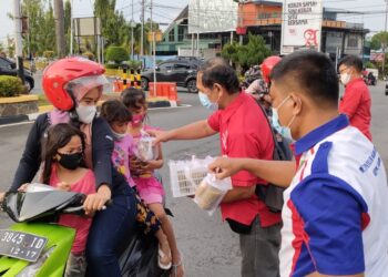 Gelorakan Semangat Toleransi, API Tanjungpinang Bagikan Takjil Dan Masker