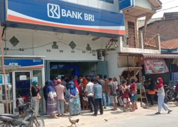 Puluhan Warga Penerima BLT UMKM Berjubel Di Pintu Masuk Bank BRI Rahuning