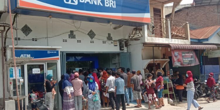 Puluhan Warga Penerima BLT UMKM Berjubel Di Pintu Masuk Bank BRI Rahuning