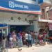 Puluhan Warga Penerima BLT UMKM Berjubel Di Pintu Masuk Bank BRI Rahuning