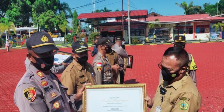 Tiga Polsek Kabupaten Karimun Terima Penghargaan Kampung Tangguh Nusantara