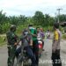 Cegah Penyebaran Covid-19, Petugas Posko PPKM Desa Orika Bagi-Bagi Masker
