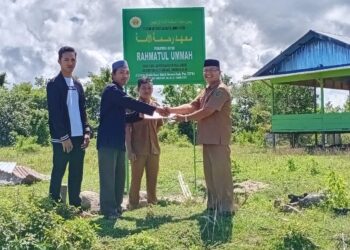 Kepala KUA Kuba Serahkan AIW Tanah Wakaf Ponpes Rahmatul Ummah