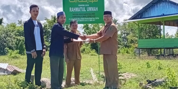 Kepala KUA Kuba Serahkan AIW Tanah Wakaf Ponpes Rahmatul Ummah