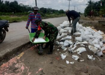Babinsa Koramil 401-04/Bayung Bantu Pembangunan Mesjid