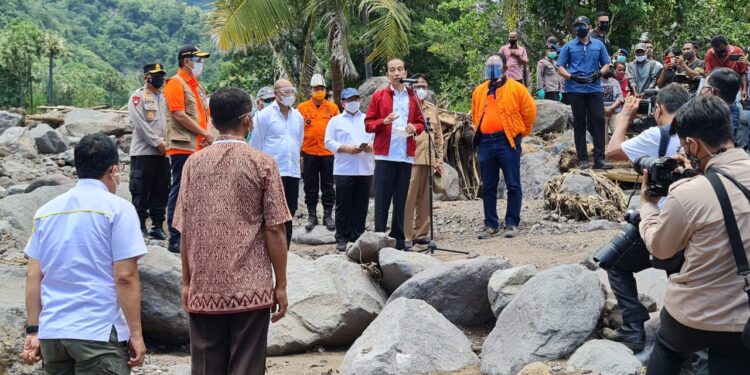 Makaka Longsor, Joko Widodo Turun Tangan