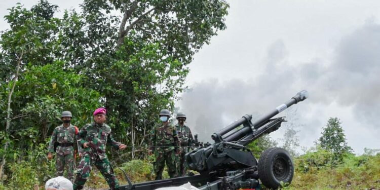 Pastikan Latihan Berjalan Aman, Danpasmar 1 Coba Meriam Howitzer 105