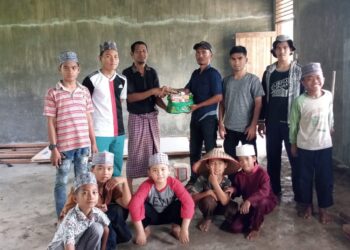 PWP3S Salurkan Bantuan Bola Lampu ke Ponpes Hidayatullah Assingkily
