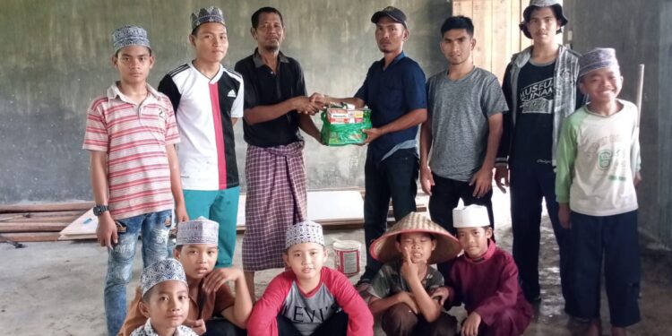 PWP3S Salurkan Bantuan Bola Lampu ke Ponpes Hidayatullah Assingkily