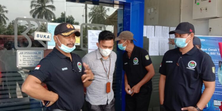 PPKM Covid-19 Desa Pulau Rakyat Pekan Bagi-Bagi Masker Dan Beri Himbauan Prokes