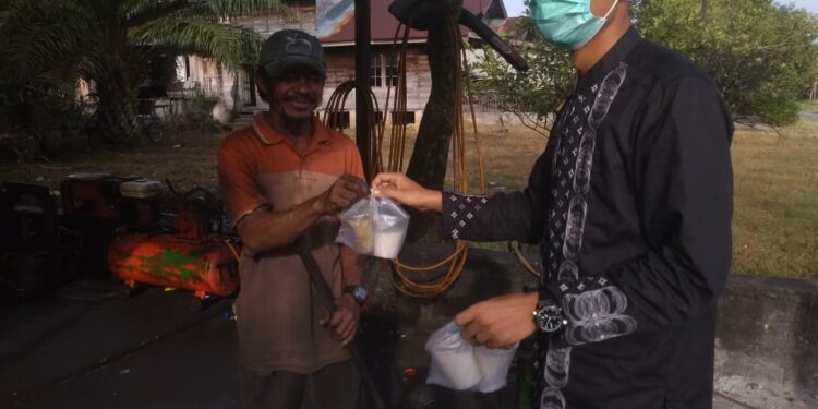 BKPRMI Aceh Singkil Salurkan Takjil Pemberian Dermawan