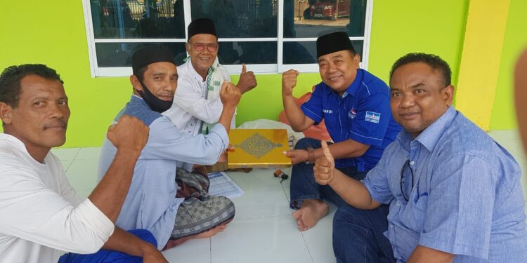 Hari Kedua Puasa, Demokrat Bagikan 49 Kitab Alquran Dan 100 Kotak Kue Gratis