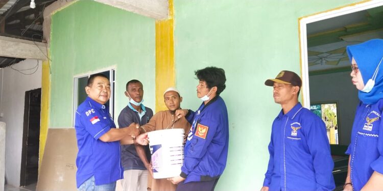 Demokrat Sumbangkan Bahan Bangunan Perbaikan Surau Siratut Taqwa