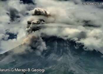 Gunung Merapi Luncurkan Awan Panas Sejauh 2 Kilometer, Hujan Abu Terjadi di Cepogo