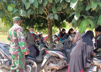 Disela Kegiatan TMMD, Babinsa Koramil 401-04 Bangun Komsos Dengan Warga