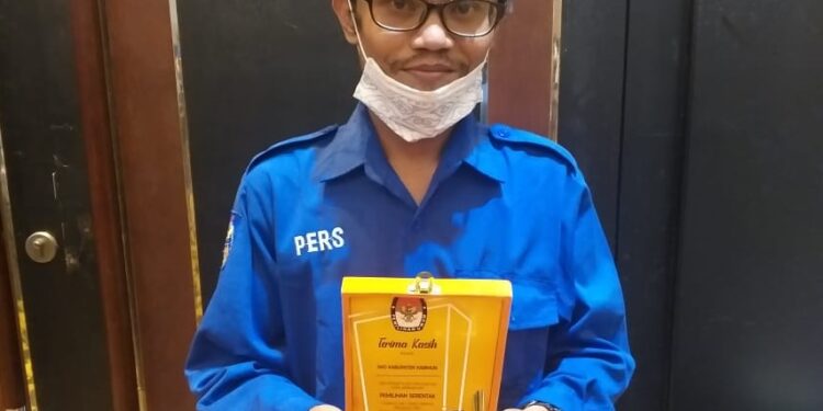 Turut Sukseskan Pilakada Serentak 2020, IWO Karimun Terima Penghargaan