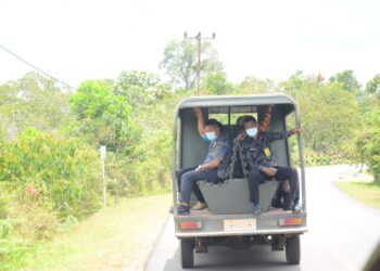Naik Mobil Patroli Satpol PP, Wabup Lingga Cek Jalan Dan Jembatan
