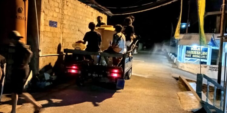 Pemuda Bukit Sidomulyo Bersama Camat, Lurah, Babinsa Dan Relawan Sidomulyo Adakan penyemprotan Disinfektan