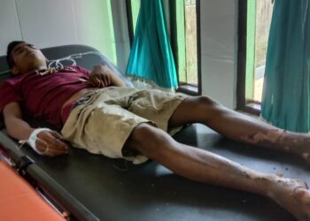 Jolok Kabel PLN Yang Melintang, Kernet Beko Kritis Tersengat Listrik