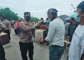 Berkah Ramadhan, Polres Karimun Bagikan Sembako Kepada Tukang Ojek