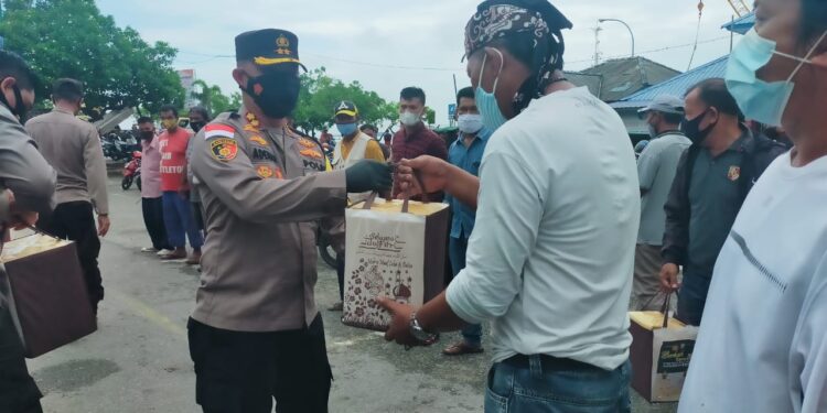 Berkah Ramadhan, Polres Karimun Bagikan Sembako Kepada Tukang Ojek