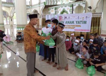 Bekerjasama dengan BKM, Panitia Ramadhan Masjid Baiturrahim Santuni Anak Yatim