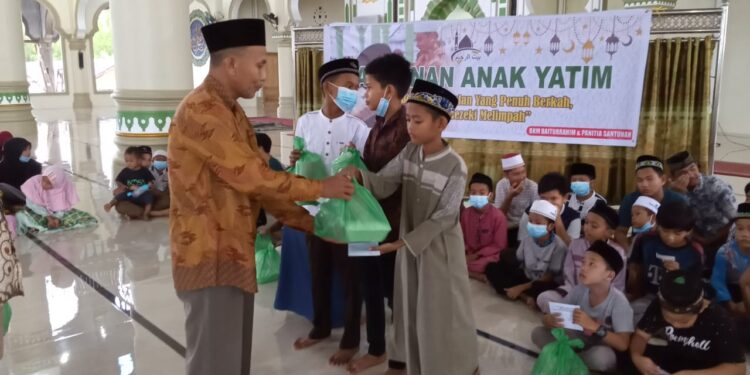 Bekerjasama dengan BKM, Panitia Ramadhan Masjid Baiturrahim Santuni Anak Yatim