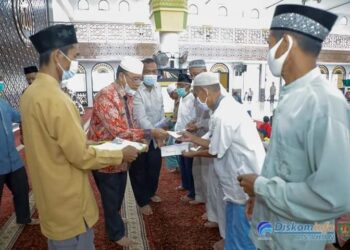 Pemkab Asahan dan BKM Masjid Agung Kisaran Berikan Santunan Kepada Kaum Dhuafa dan Anak Yatim