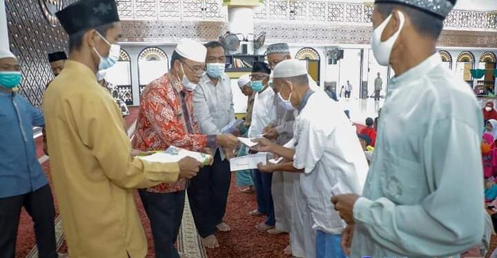 Pemkab Asahan dan BKM Masjid Agung Kisaran Berikan Santunan Kepada Kaum Dhuafa dan Anak Yatim
