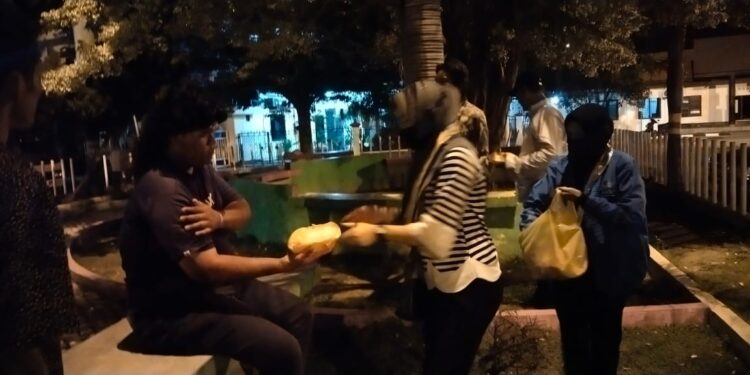 Organisasi Mahasiswa PK PMII STIE CAKRAWALA Bagikan Makanan Sahur Kepada Anak Jalanan Dan Fakir Miskin