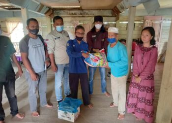IWO Bersama JK bagikan Santunan Uang Tunai dan Sembako Kepada Anak Korban Kecelakaan Laka Lantas di Karimun