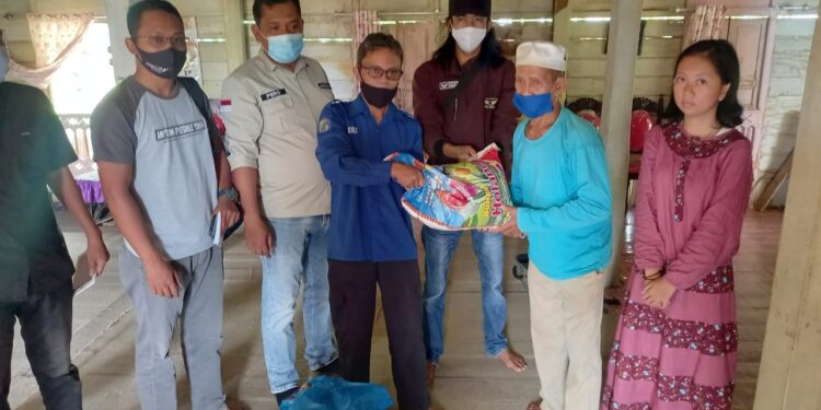 IWO Bersama JK bagikan Santunan Uang Tunai dan Sembako Kepada Anak Korban Kecelakaan Laka Lantas di Karimun