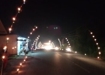 Rindu Tradisi Pemuda Parit Benut 2 Hidupkan Lampu Colok dengan Sederhana