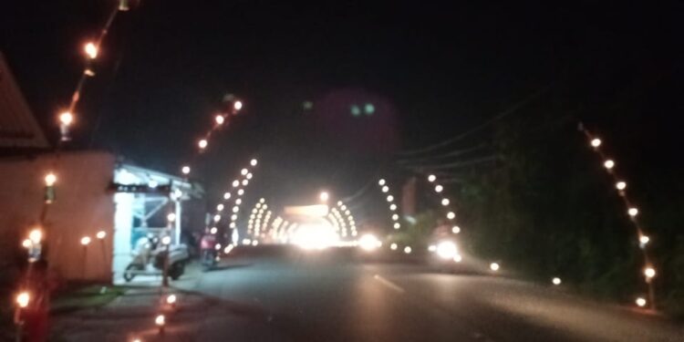 Rindu Tradisi Pemuda Parit Benut 2 Hidupkan Lampu Colok dengan Sederhana